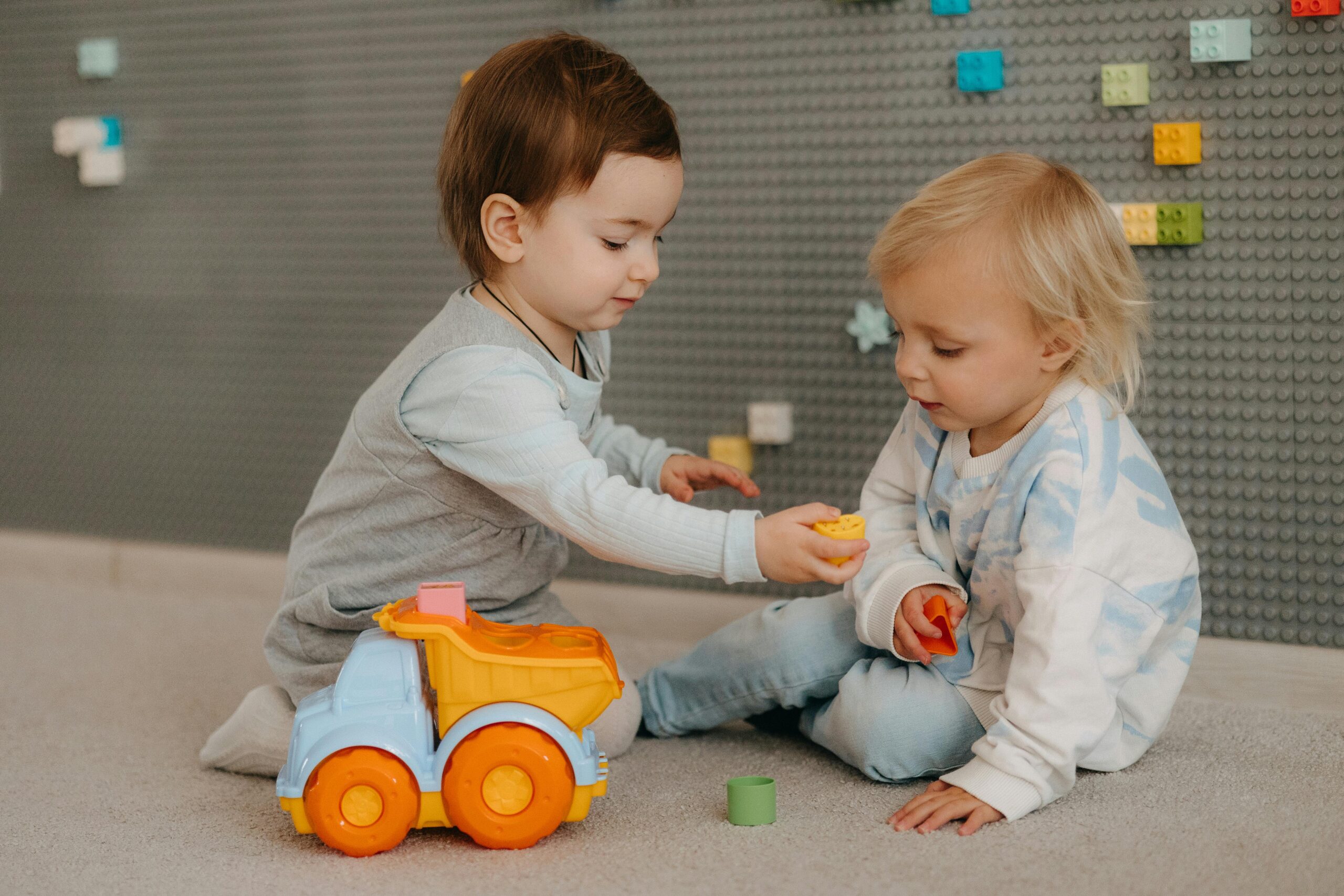 dzielenie się zabawkami emocje dziecka rodzicielstwo bliskości rozwój empatii u dziecka żłobek Mokotów Bułka z Masłem friendly daycare